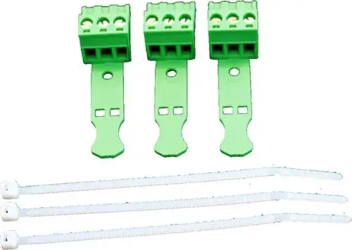 Grüne Stecker mit drei Kontakten und Halterungen, zusammen mit drei weißen Kabelbindern, für die Verwendung mit Wolf-Produkten.